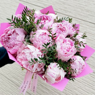 Букет из 13 розовых пионов