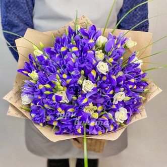 Букет из ирисов и эустом