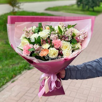 Букет из роз и альстромерий