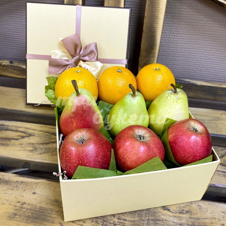 Коробочка с яблоками, грушами и апельсинами