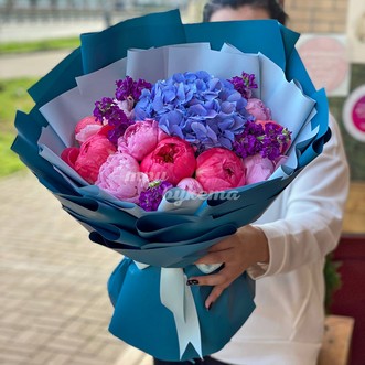 Букет из пионов и гортензий