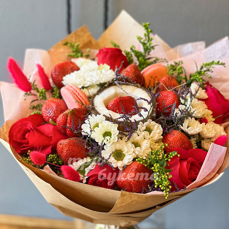 Букет с макарунами и клубникой (крупный план)