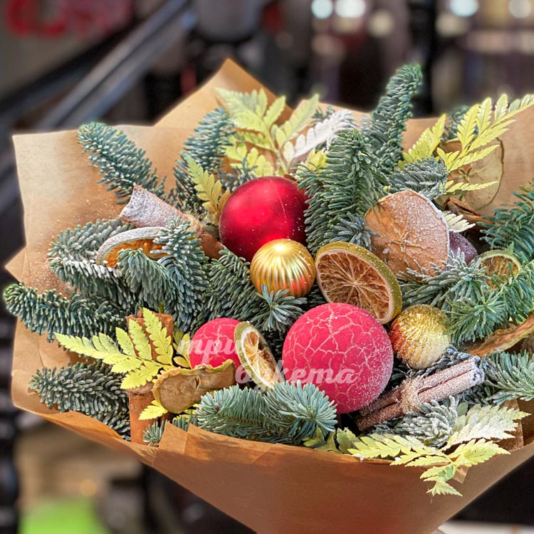 Новогодний букет из хвои в крафте (крупный план)