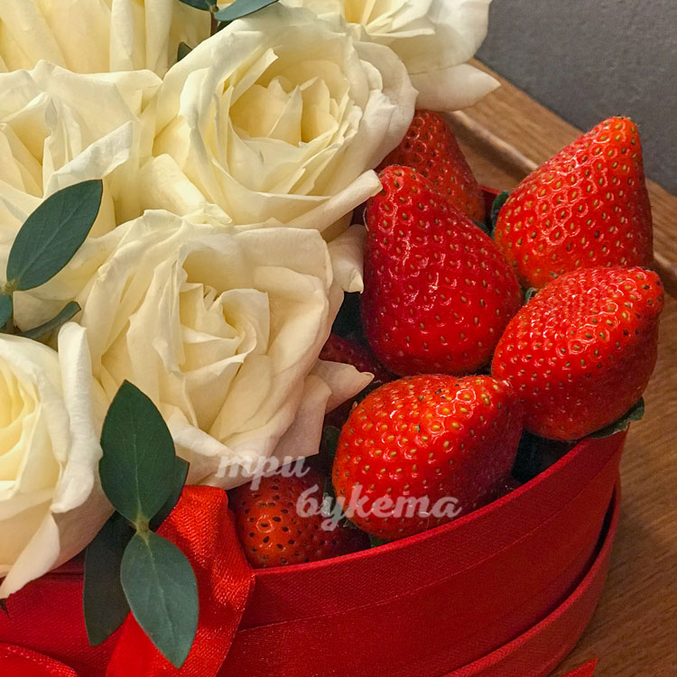 Композиция из клубники и белых роз (доп. фото 2)