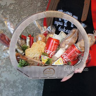 Аппетитный набор с закуской и колой