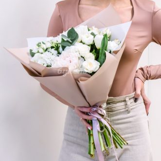 Букет белых роз и тюльпанов