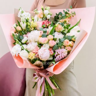 Букет из роз и тюльпанов