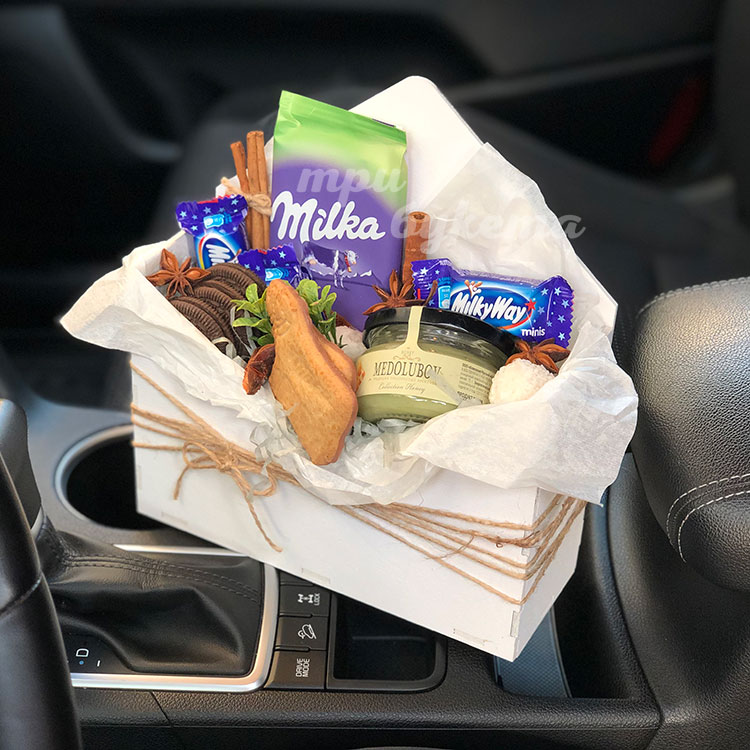 Деревянный конверт "Сладости к чаю" (в автомобиле)