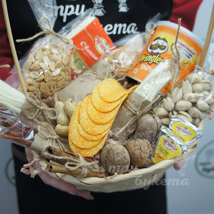 Корзинка со снэками к пенному (вблизи)