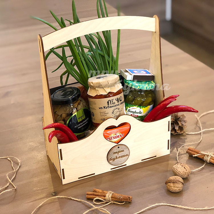 Ящик с сердцем под водочку (на столе)