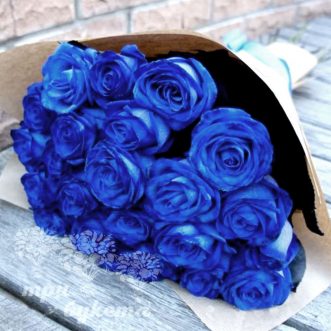 Букет из 23 синих роз в крафте