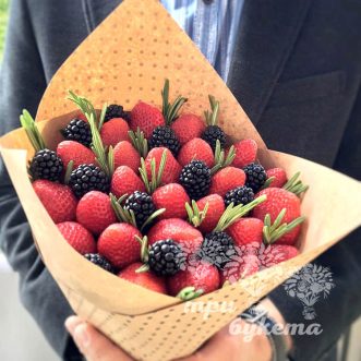Букет из 25 ягод клубники и ежевики