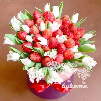 Клубника и белые тюльпаны в коробке