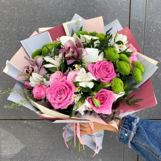 Букет из хризантем и альстромерий