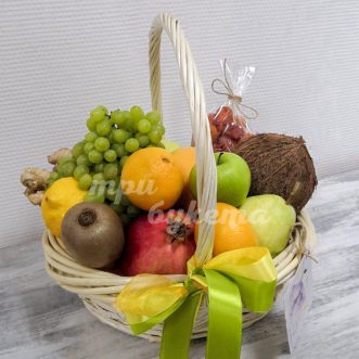 Корзинка с кокосом и виноградом