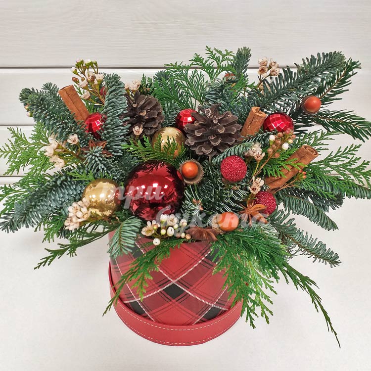 Коробочка елочных украшений и веток