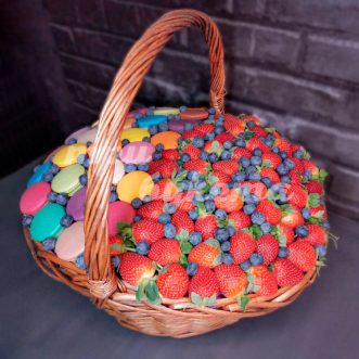 Корзина с макарунами и клубникой