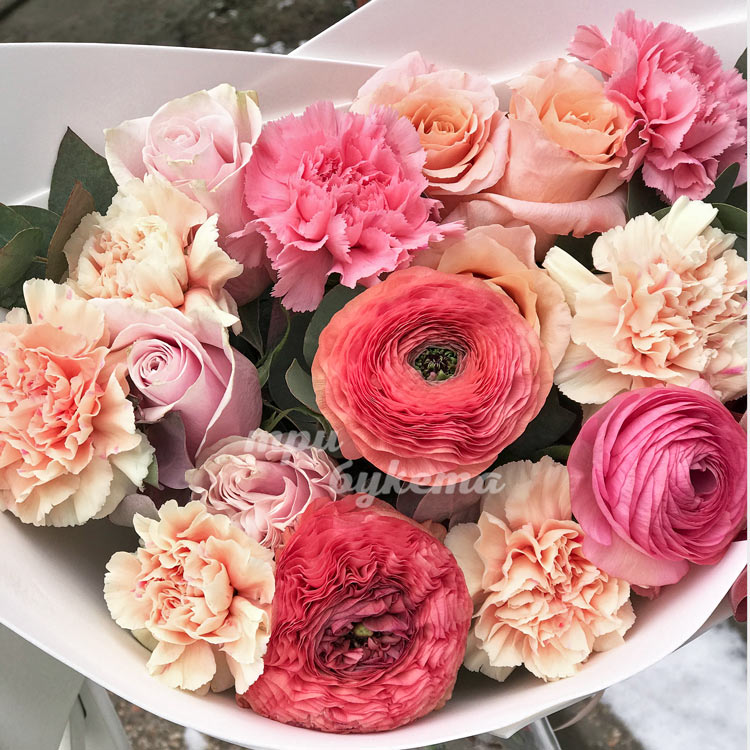 Букет ранункулюсов, роз и гвоздик (крупный план)