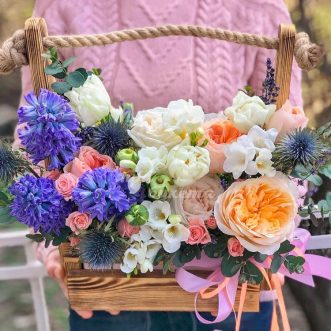 Фрезии, гиацинты и розы в ящике