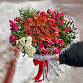 Розы с гортензией на 14 февраля