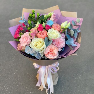 Букет из эустом, гвоздик и роз