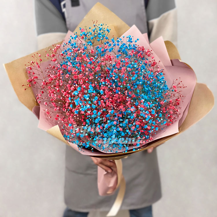 Букет из красной и синей гипсофилы