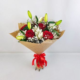 Букет из красных роз и белых лилий
