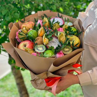 Букет из питайи и граната