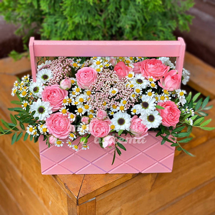 Ящик пионовидных роз и ромашек