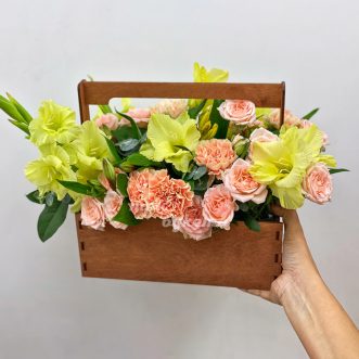 Ящик с гвоздиками и гладиолусами