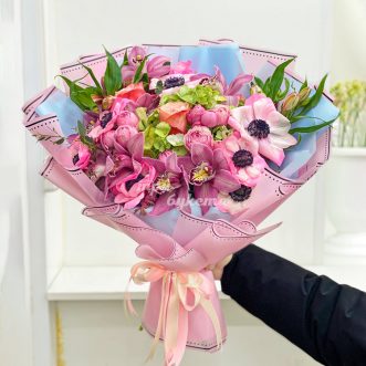 Букет розовых анемонов и орхидей