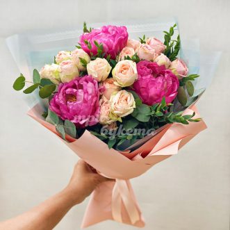Букет розовых пионов и персиковых роз