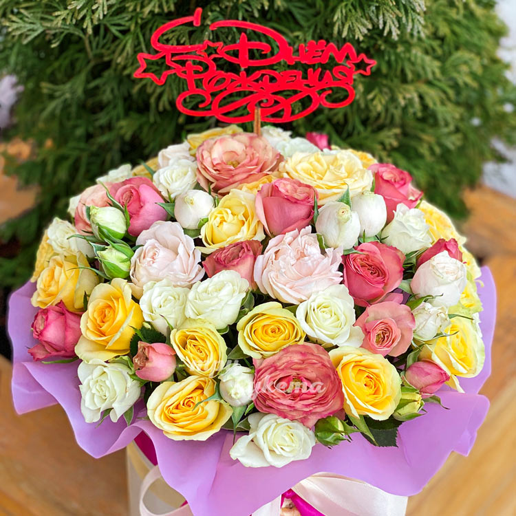 Коробка куст. роз на день рождения (крупный план)