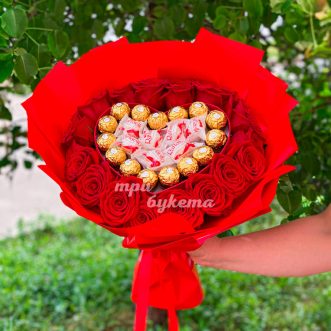 Букет красных роз с конфетами