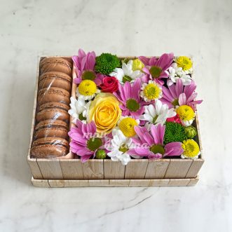 Коробка из 6 макарун, хризантем и роз