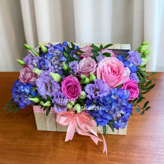 Коробка синих гортензий и розовых роз