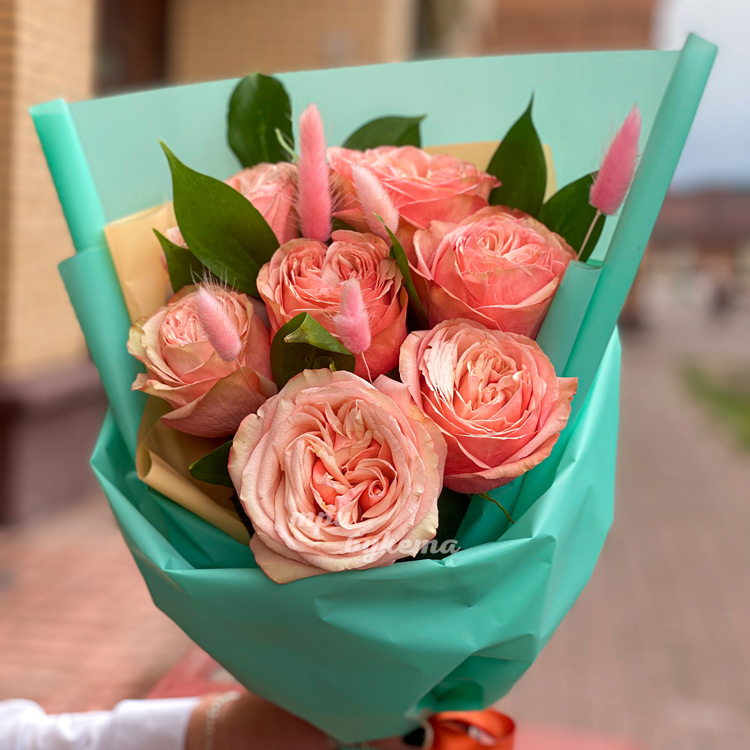 Букет из 7 персиковых роз с лагурусом (крупный план)