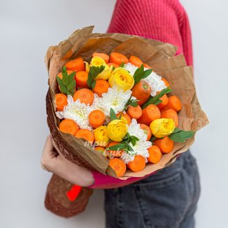Букет в крафте из моркови и цветов