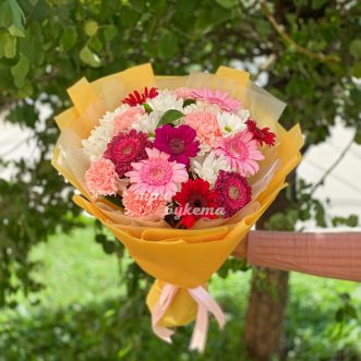 Яркий букет розовых гвоздик и гербер
