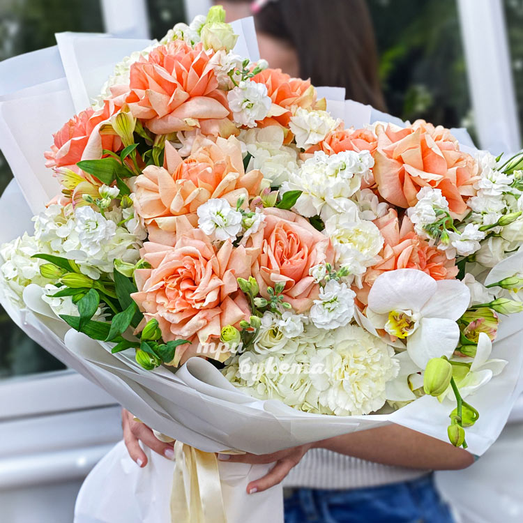 Букет гортензий, маттиол и персиковых роз (крупный план)