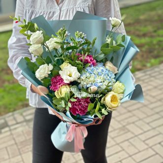 Букет из гортензии, гвоздик и роз