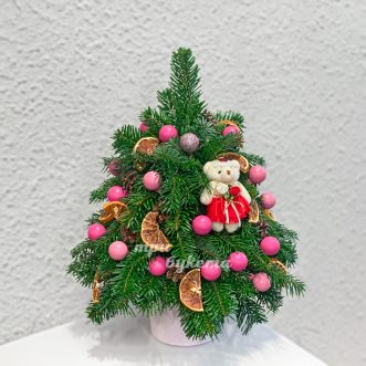 Елочка настольная с розовыми шарами Елочка настольная с розовыми шарами