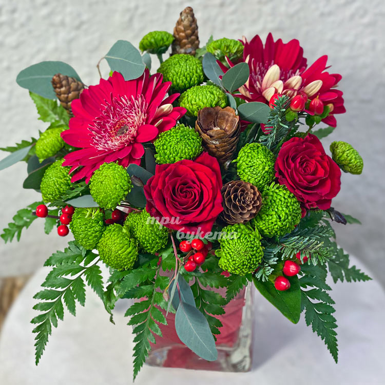 Новогодняя ваза с герберами и зеленью (крупный план)