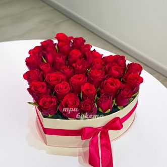 Коробка-сердце из 33 красных роз