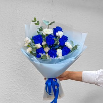 Белые гвоздики и синие розы в букете