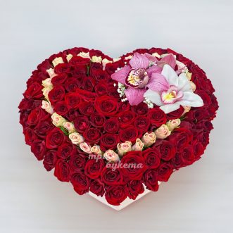 Композиция сердце из роз и орхидей