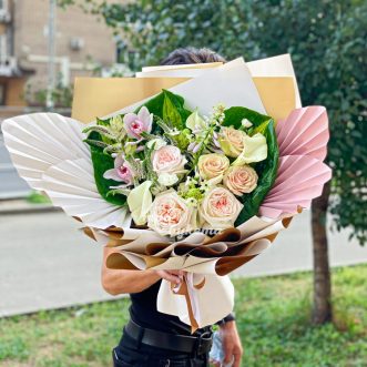 Пышный букет кремовых роз и зелени