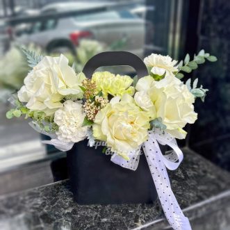 Коробочка белых диантусов и французских роз