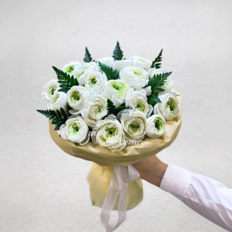 Букет белых ранункулюсов с папоротником