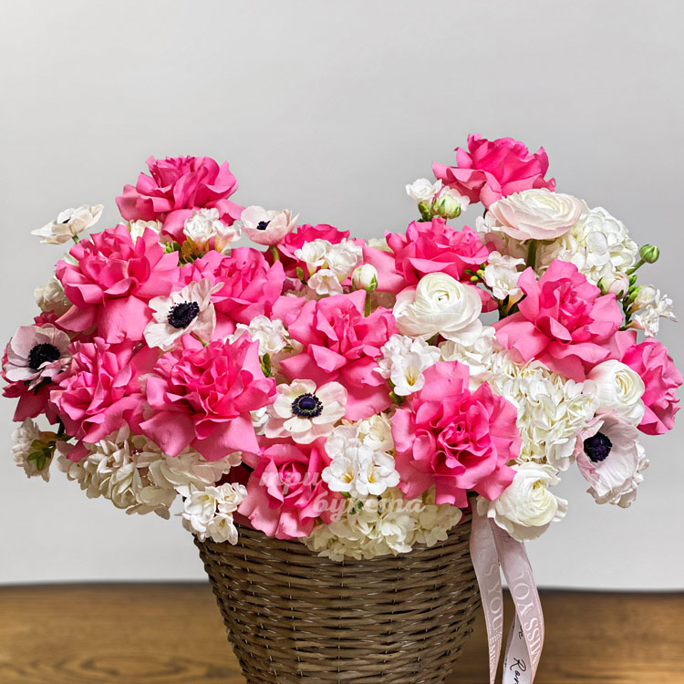 Розовые розы с белыми анемонами в корзине (крупный план)